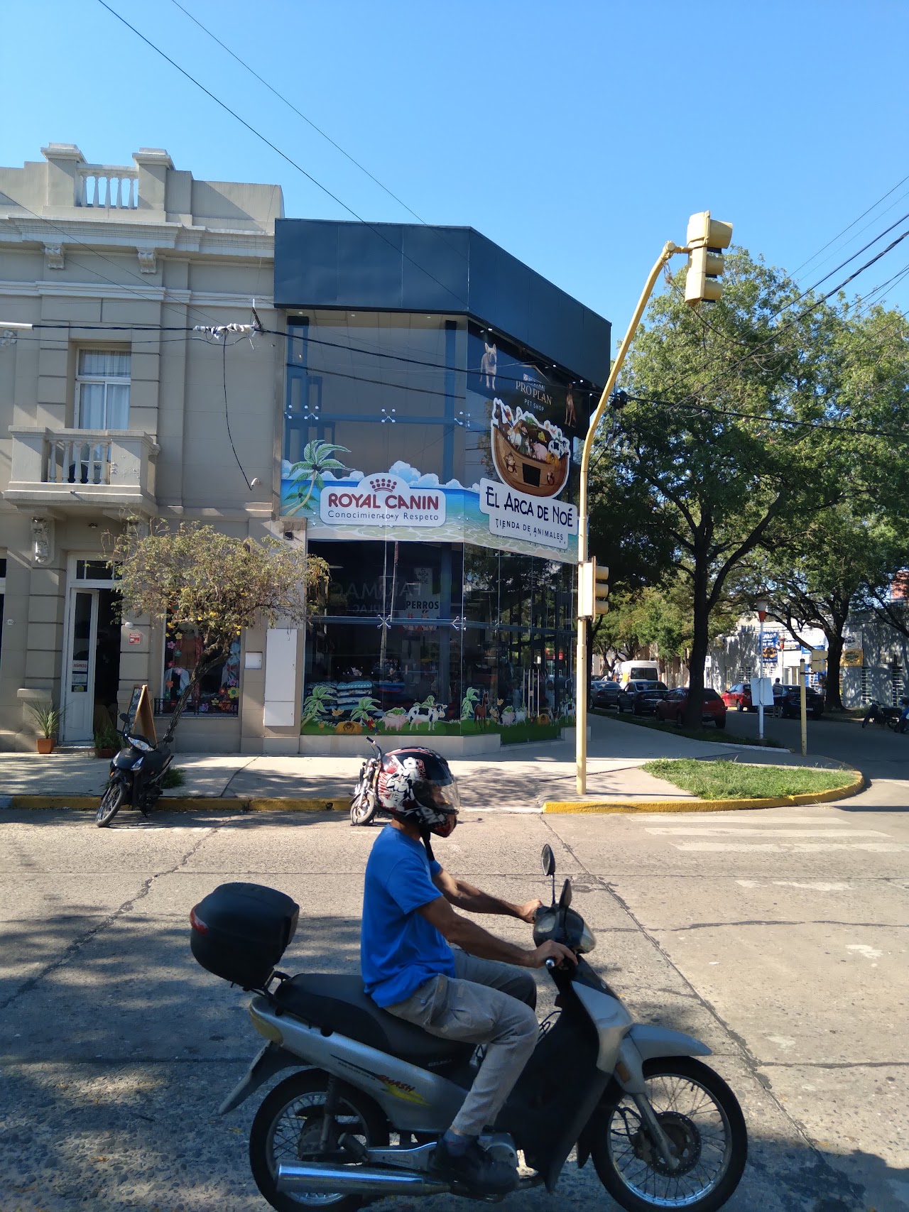 Esquina del local, Av. 25 de Mayo